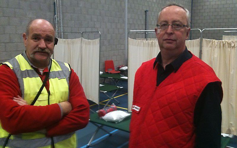 Jan Doornbos en Klaas Heerema van het Rode Kruis, in de sporthal. Foto RD