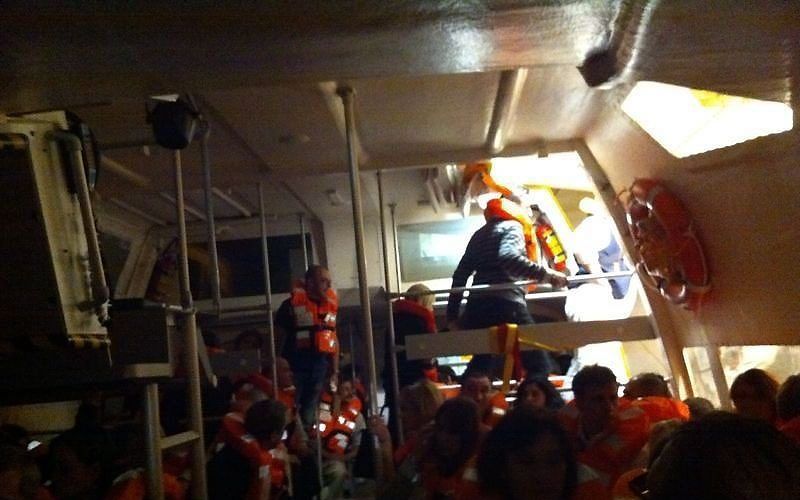 Passagiers worden met behulp van reddingsboten uit het zinkende cruiseschip Costa Concordia gered. Foto EPA