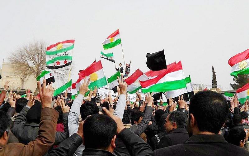 Syrische demonstranten, dinsdag in de buurt van Hasaka, in noord-oost Syrië. Foto EPA