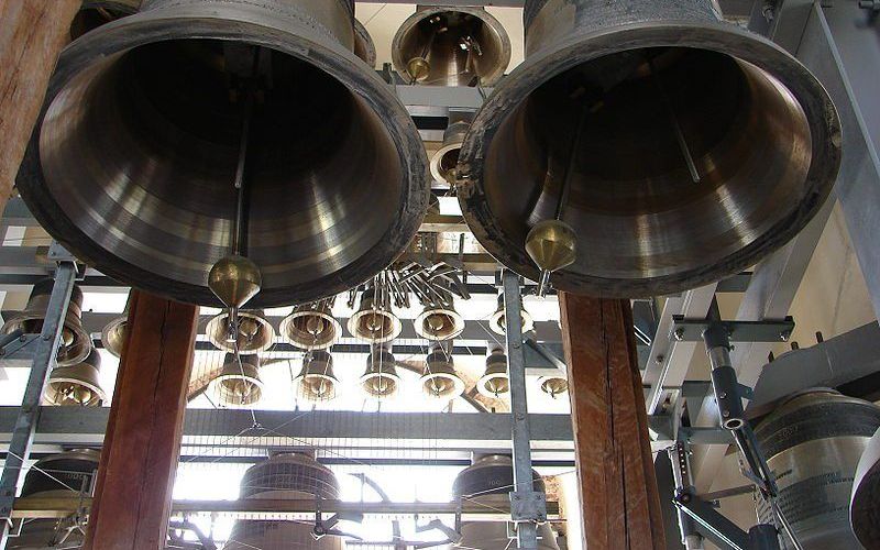 Een groot carillon in St. Petersburg                    Foto RuED, Wikipedia