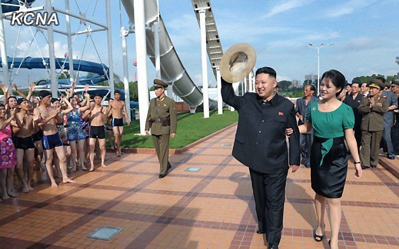 Kim Jong-un met zijn vrouw. Foto EPA