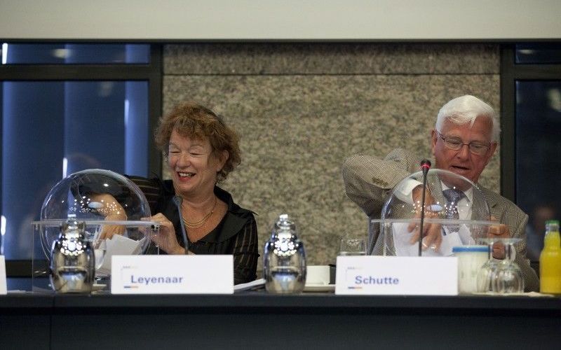 Kiesraad-leden Gert Schutte (rechts) en Monique Leyenaar tijdens de openbare zitting waarin de kandidatenlijsten voor de komende Tweede Kamerverkiezing worden genummerd. Foto ANP