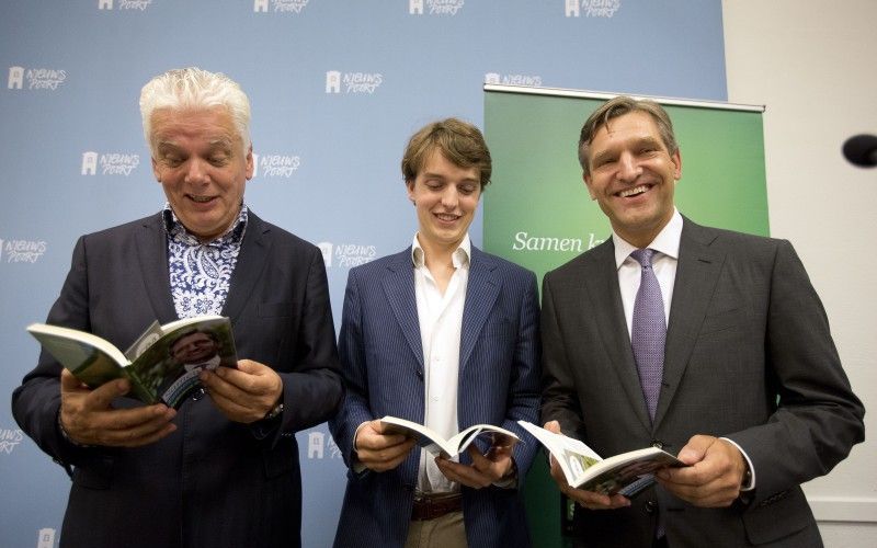 CDA-lijsttrekker Sybrand van Haersma Buma (r) overhandigt zijn boek ”Samen kunnen we meer" aan Jan Slagter (directeur Omroep MAX) en Sywert van Lienden (initiator G500) tijdens de presentatie in Nieuwspoort. Foto ANP