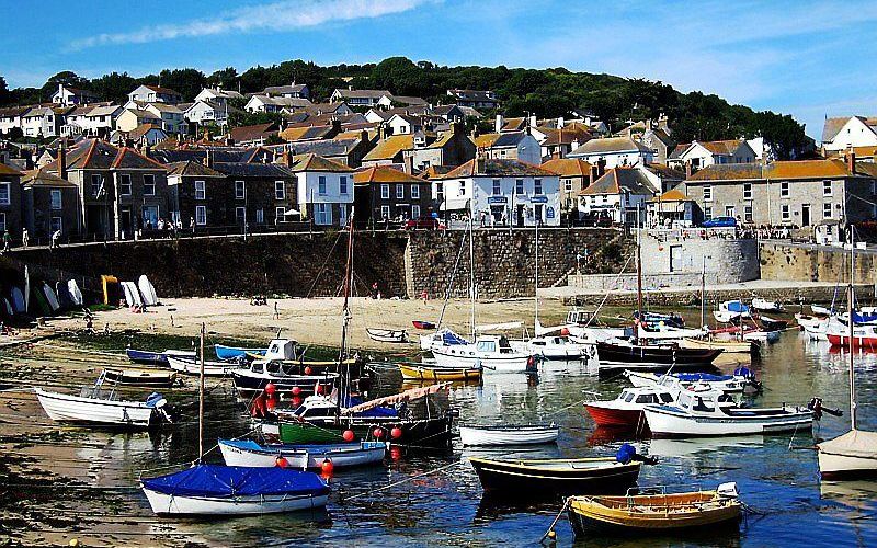 Het plaatsje Mousehole aan de kust van Cornwall. Foto waterborough, Wikimedia