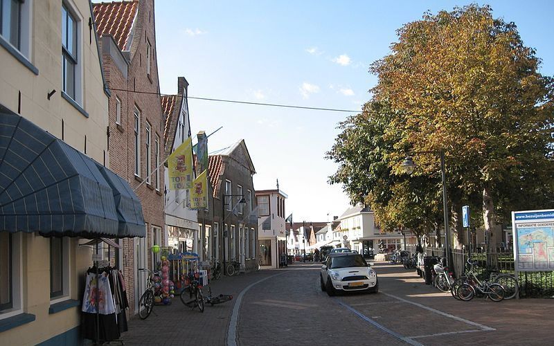 De Weststraat in Ouddorp. Foto Wikimedia, Johan