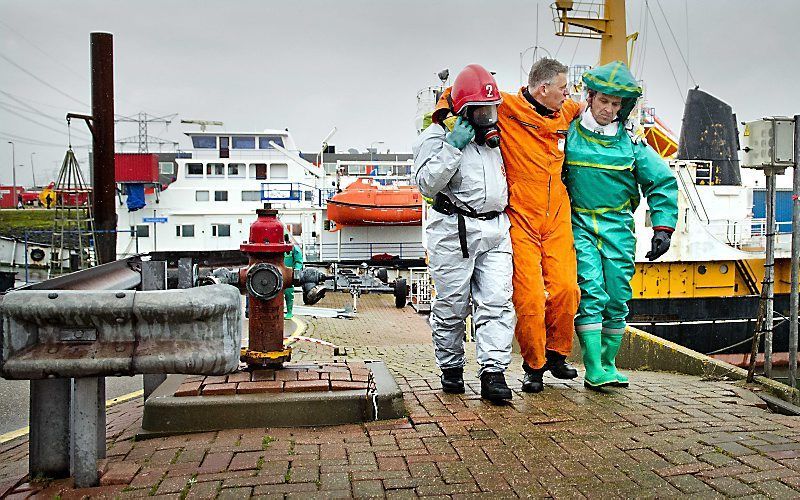 Een deelnemer aan een grote meerdaagse Europese rampenoefening op de Maasvlakte wordt van een verontreinigd schip gehaald. Tijdens de oefening, die plaatsvindt in opdracht van de Europese Commissie, worden onder meer een aardbeving en een tsunami nageboot