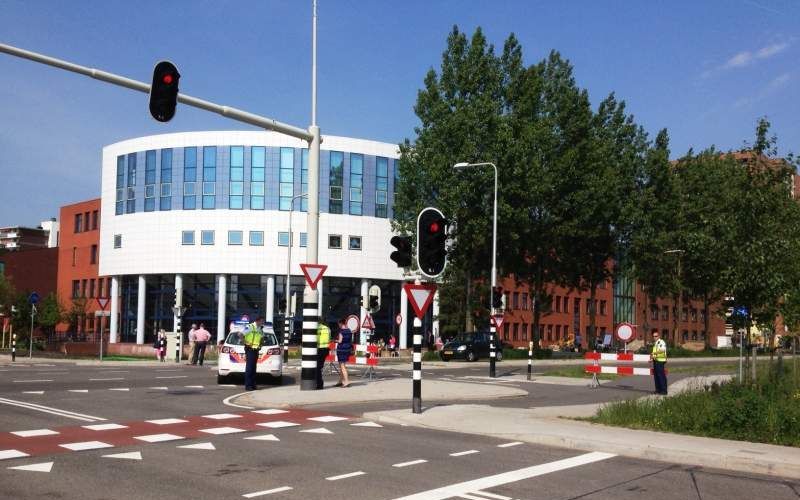 Agenten blokkeren de straat bij de Driestar in Gouda. beeld RD