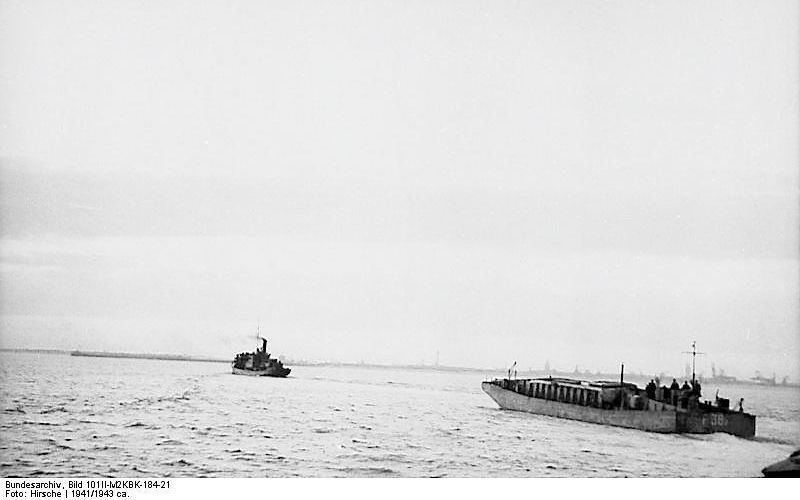 Duits landingsvaartuig voor de Nederlandse kust. beeld Wikimedia / Bundesarchiv