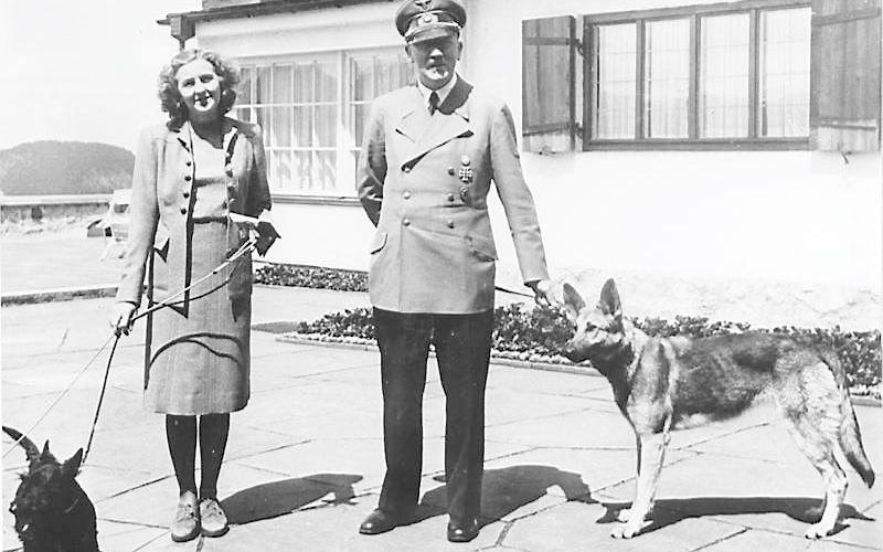 Hitler op de Berghof, samen met Eva Braun. Foto Deutsches Bundesarchiv