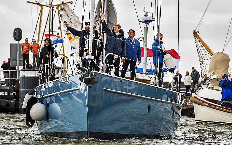 Koning Willem-Alexander komt aan in de vernieuwde Johan Frisosluis in Stavoren. beeld ANP