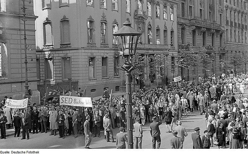 Tijdens de 1 mei-viering in 1950 verzamelde de DDR-leiding zich vlak voor het (gehavende) Nederlandse paleis in Berlijn. Kort daarna moet de gevel zijn ingestort. beeld Wikimedia