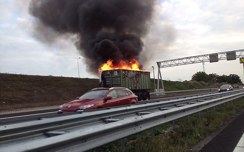 De A20 is tussen Rotterdam en Gouda in beide richtingen afgesloten door een brand in een container op een vrachtwagen. beeld RD