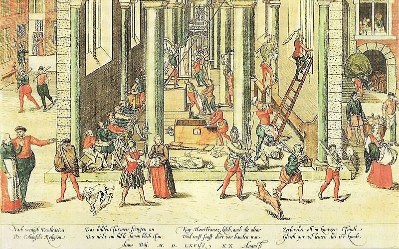 Vernieling van de Onze-Lieve-Vrouwekathedraal te Antwerpen op 20 augustus 1566 (gravure gemaakt door Frans Hogenberg). Beeld Wikimedia