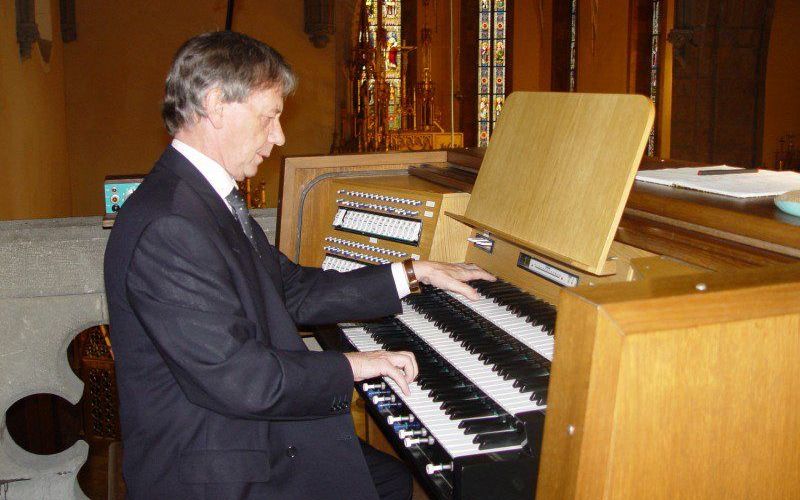 Organist Jozef Sluys. Beeld kremnickyhradnyorgan.sk