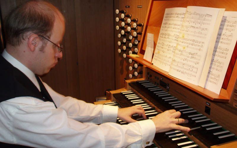 Gerben Mourik achter het Klaisorgel in Recklinghausen. Beeld www.gerbenmourik.nl