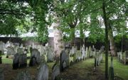 In het hart van de Londense begraafplaats Bunhill staat, hoog opgericht, het grafmonument voor John Bunyan uit 1862. beeld RD