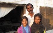 De man van Asia Bibi met twee van hun kinderen.