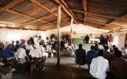 MAPUTO – Een kerkdienst in de regio Gorongosa, Mozambique. In het Afrikaanse land heeft 80 procent van de voorgangers nauwelijks of geen theologische opleiding gehad. Foto RD