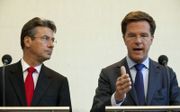 Verhagen (CDA) en Rutte (VVD) tijdens persconferentie over mislukte Catshuisonderhandelingen. Foto ANP
