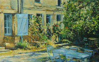 Schilderij met zandkleurige gevel met blauwe luiken en op de voorgrond een blauwe tafel met tuinstoelen.