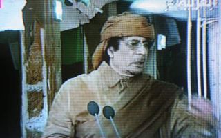 Gaddafi tijdens zijn speech op de Libische televisie. Foto EPA