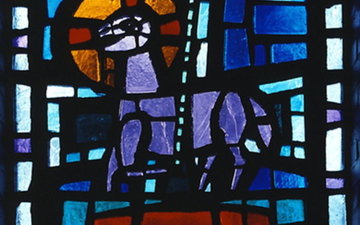 Glasraam met een lam in vooral blauwe en paarse kleuren.