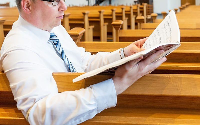 Arie van der Vlist in de kerk in Ouderkerk aan den IJssel. beeld Cees van der Wal