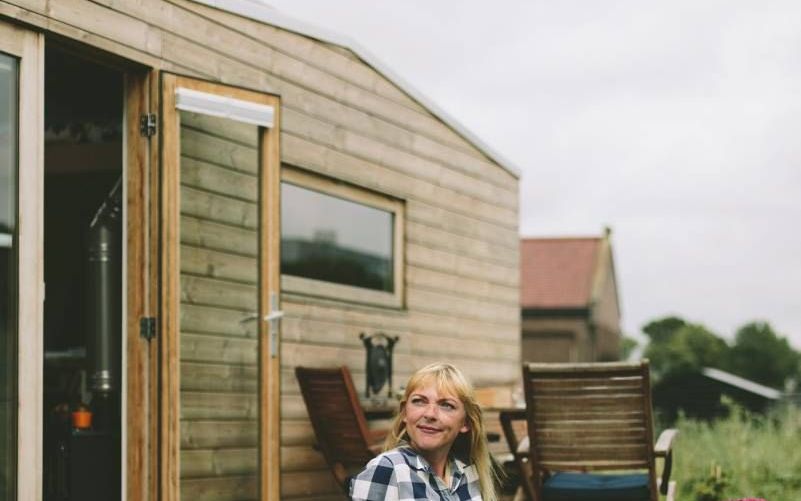 Marjolein Jonker voor haar tiny house. beeld Aline Bouma