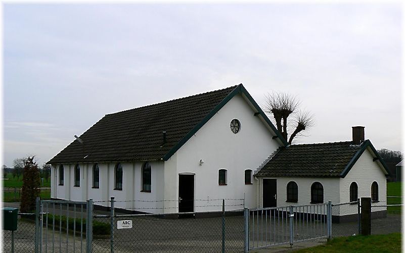 Het witte kerkje van de oud gereformeerde gemeente in Nederland te Achterberg. Foto EMG