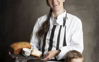 Gerdine Roest, haar zoontje Gerco - en de bananencake. beeld Sjaak Verboom