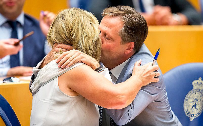 D66 kamerlid Pia Dijkstra wordt gefeliciteerd door fractievoorzitter Alexander Pechtold na aanname van haar wetsvoorstel tot wijziging van de Wet op de orgaandonatie in de Tweede Kamer. beeld ANP