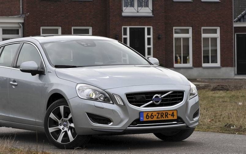 Achter het bekende uiterlijk van de zakelijk hoog gewaardeerde Volvo V60 zit de fraaie plug-in-techniek: met een diesel- en elektromotor, plus de mogelijkheid een accupakket op te laden via het stopcontact. Foto Tony Vos