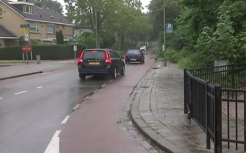 Dordrecht. Het hek van de Emmanuëlkerk in Dordrecht loopt over het aangrenzende trottoir. beeld De Telegraaf