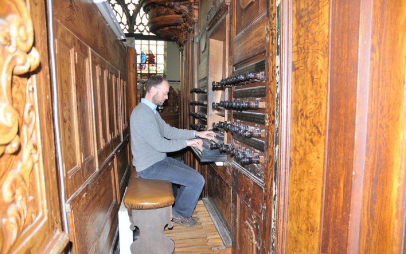 Henk Verhoef aan het orgel in de Amsterdamse Oude Kerk. Foto Gert Eijkelboom