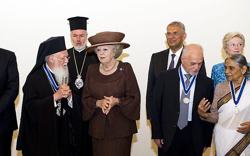 Koningin Beatrix met de laureaten (VLNR) Sheikh Ahmed bin Jassim bin Mohammed al-Thani, Aartsbisschop Bartholomew I, de Irakese vice-premier en minister van Energie Hussain al-Shahristani en Ela Ramesh Bhatt. Foto ANP