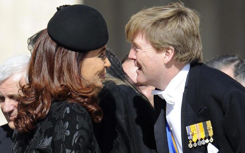 ‘Mag ik ook komen fluistert de president’ schreef een Argentijn bij de opname van Willem-Alexander en Kirchner. Foto EPA