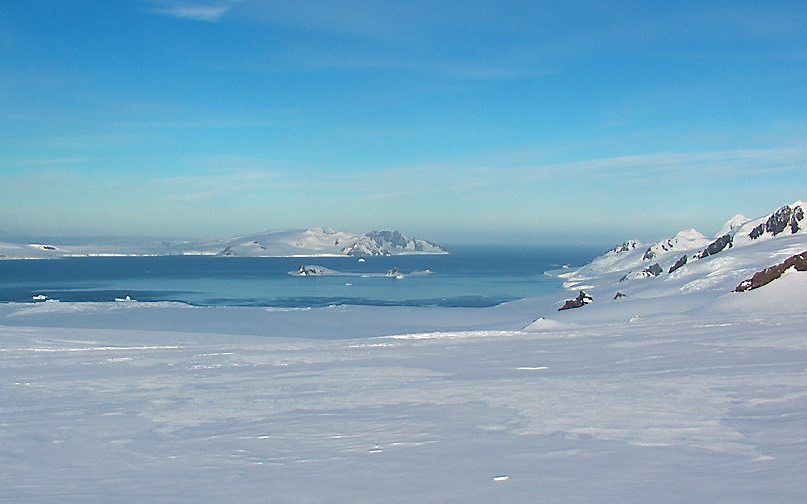 De enorme Hurongletsjer op Antarctica –een 7,7 kilometer lang en 3,5 kilometer breed ijs- en sneeuwpakket– geeft een indruk van de ijzige onherbergzaamheid in het Zuidpoolgebied. Foto Wikimedia