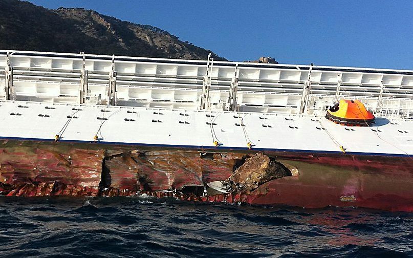 Het cruiseschip Costa Concordia, dat vrijdagavond bij Italië op de grond is gelopen, heeft een scheur van 70 meter aan de linkerkant. Foto EPA