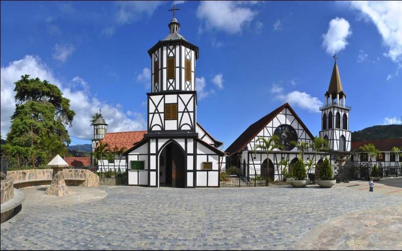 De kerk uit 1862 werd later, vanwege de groei van de kolonie, uitgebreid, zodat er twee parallelle schepen ontstonden. Foto Vargas Reinaldo