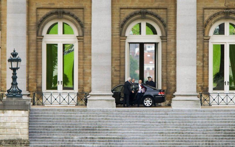 Onderhandelaars bij het paleis van koning Albert. Foto EPA