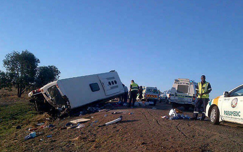 De bus die betrokken raakte bij een ongeval in Zuid-Afrika ligt naast de weg. Door het ongeluk liepen 14 Nederlanders verwondingen op.  Foto ANP