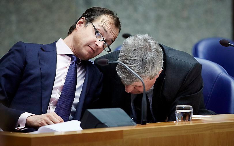 Staatssecretaris van Financiën Eric Wiebes (L) en minister van Veiligheid en Justie Ivo Opstelten tijdens het debat in de Tweede Kamer over de deal die staatssecretaris van Veiligheid en Justitie Fred Teeven in 2000 heeft gesloten met een crimineel. Teeve