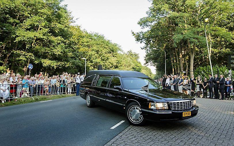 Een rouwwagen in Hilversum, waar slachtoffers van de vliegramp worden geïdentificeerd. beeld ANP