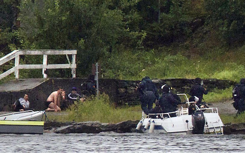 Noorse speciale eenheden gaan aan land vrijdag op het eilandje Utoya in Noorwegen, waar een schutter zeker 80 mensen doodschoot. Foto AFP