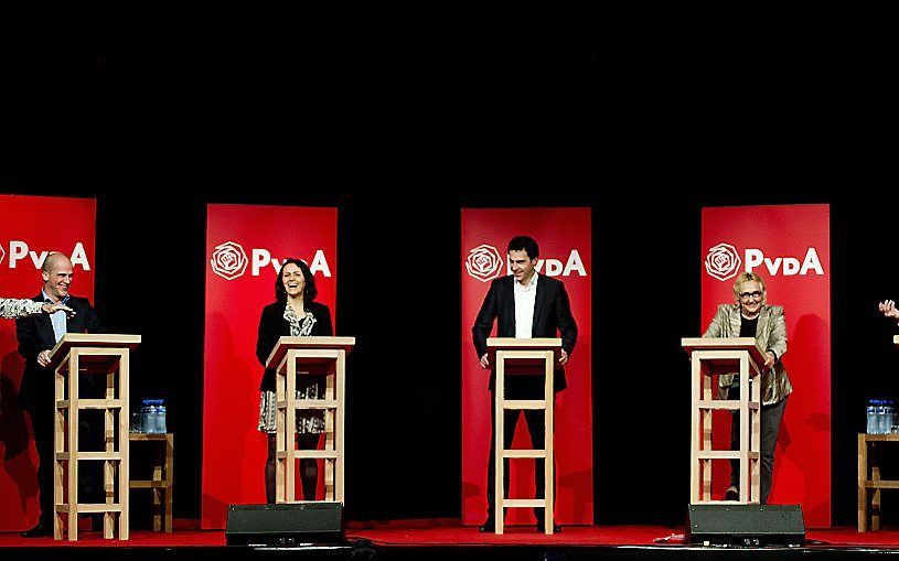 De vijf kandidaten voor het politiek leiderschap van de PvdA (VLNR) Diederik Samsom, Nebahat Albayrak, Martijn van Dam, Lutz Jacobi en Ronald Plasterk voor het eerst in debat in de Maassilo. Foto ANP