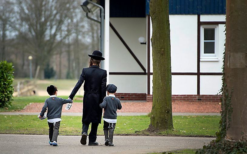 De honderd volgelingen van ‘seksrabbijn’ Eliezer Berland die nog in de voormalige jeugdherberg in Oldebroek zaten zijn daar maandagavond vertrokken. Dat heeft burgemeester Adriaan Hoogendoorn laten weten: „Nu alle personen vertrokken zijn is de voormalige