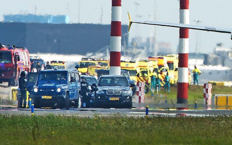 Het arrestatieteam is parraat terwijl passagiers het toestel van de Spaanse luchtvaartmaatschappij Vueling verlaten op Schiphol. Foto ANP