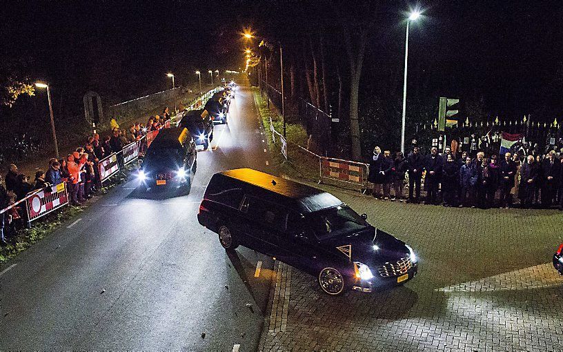 Een colonne van lijkwagens arriveert bij de Korporaal van Oudheusdenkazerne in Hilversum. beeld ANP