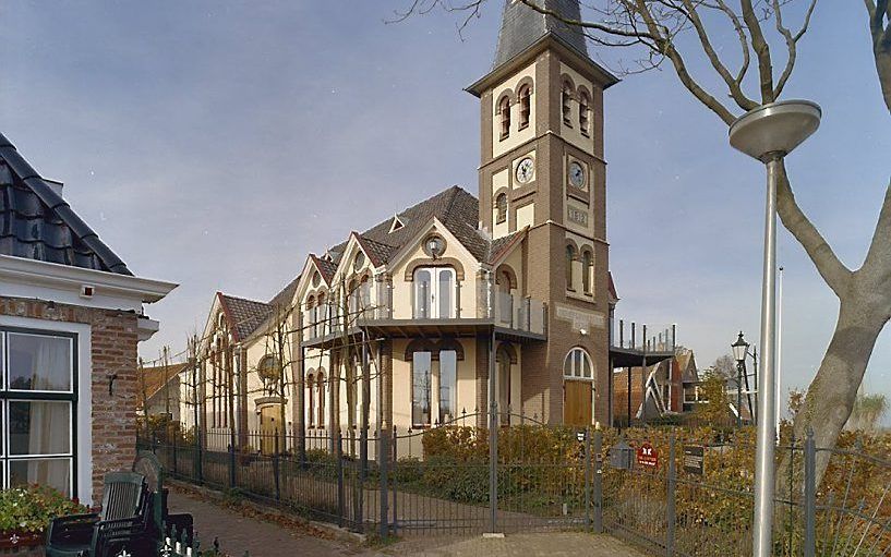 Een kerk in het Friese Woudsend, die is omgebouwd tot woonhuis. Foto Ton van der Wal, Wikimedia