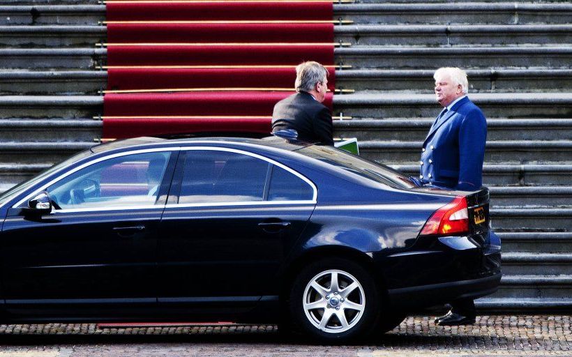 Formateur Opstelten brengt zaterdag een bezoek aan koningin Beatrix in Paleis Huis ten Bosch. Foto ANP